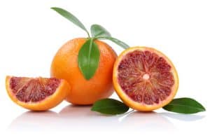 Blutorange Blutorangen Frucht mit Blätter geschnitten Freisteller freigestellt isoliert