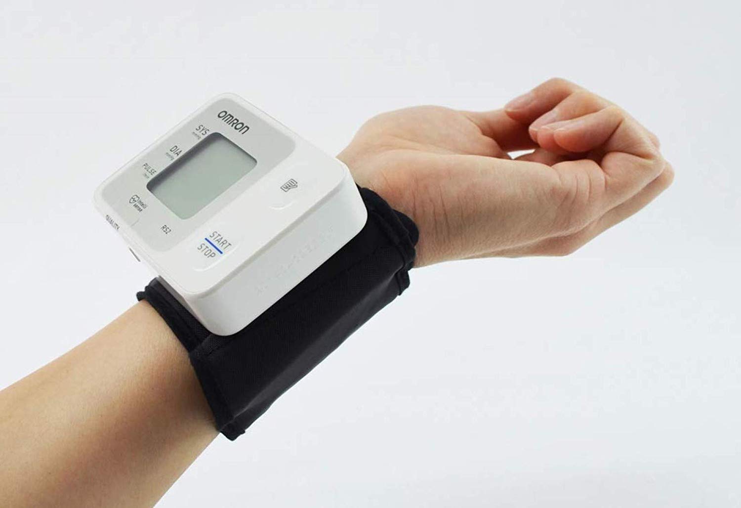 Omron rs2. Тонометр Omron RS 2 (на запястье). Омрон тонометр rs2 на запястье. Омрон тонометр rs2 hem 6121. Тонометр Omron r2 автомат на запястье hem-6121-ru.