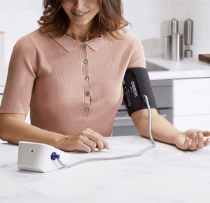 Omron X3 Comfort Blutdruckmessgeraet Anwendung am Oberarm